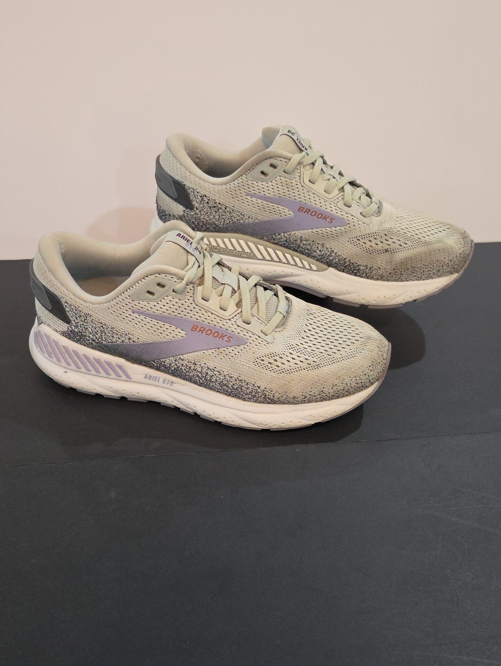 Brooks Ariel 24 GTS Women's Shoes - Light Gray with Lavender Size 9.5 D Wide